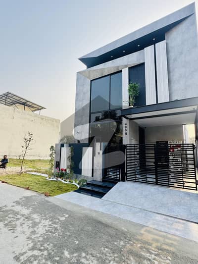 ڈی ایچ اے 9 ٹاؤن ڈیفنس (ڈی ایچ اے),لاہور میں 3 کمروں کا 5 مرلہ مکان 1.9 کروڑ میں برائے فروخت۔