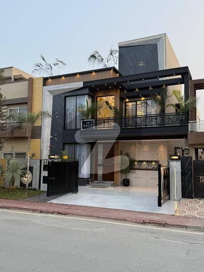 10 Marla Beautiful Modern House In Bahria Town