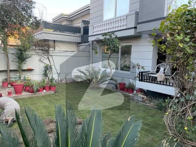 حیات آباد فیز 2 - جے3 حیات آباد فیز 2,حیات آباد,پشاور میں 8 کمروں کا 1 کنال مکان 7.5 کروڑ میں برائے فروخت۔