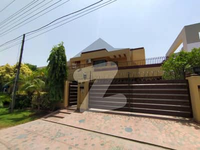 01 KANAL BEAUTIFUL HOUSE FOR SALE IN DHA PHASE 4 HOT LOCATION.