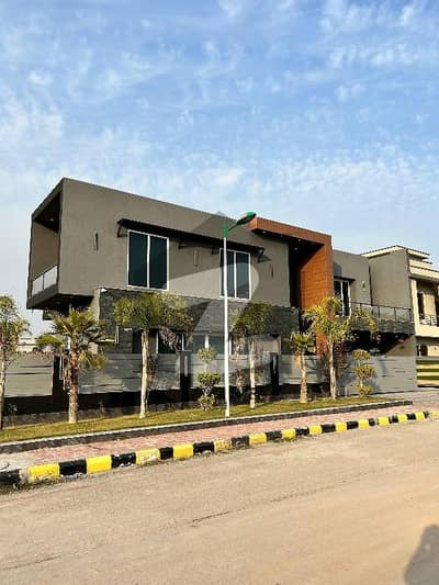 بحریہ ٹاؤن فیز 8 بحریہ ٹاؤن راولپنڈی,راولپنڈی میں 6 کمروں کا 1 کنال مکان 7.8 کروڑ میں برائے فروخت۔