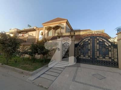 بریگیڈیئر آفیسر کالونی سیالکوٹ میں 5 کمروں کا 1 کنال مکان 16.0 کروڑ میں برائے فروخت۔