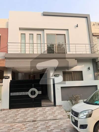 ڈی ایچ اے فیز 6 - بلاک ڈی فیز 6,ڈیفنس (ڈی ایچ اے),لاہور میں 3 کمروں کا 5 مرلہ مکان 3.25 کروڑ میں برائے فروخت۔