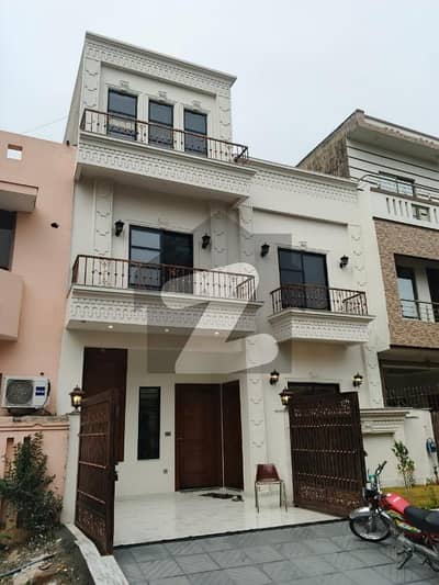 جی ۔ 13 اسلام آباد میں 4 کمروں کا 4 مرلہ مکان 4.25 کروڑ میں برائے فروخت۔