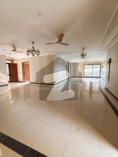 ڈی ایچ اے فیز 6 ڈی ایچ اے ڈیفینس,کراچی میں 9 کمروں کا 1 کنال مکان 8.0 لاکھ میں کرایہ پر دستیاب ہے۔