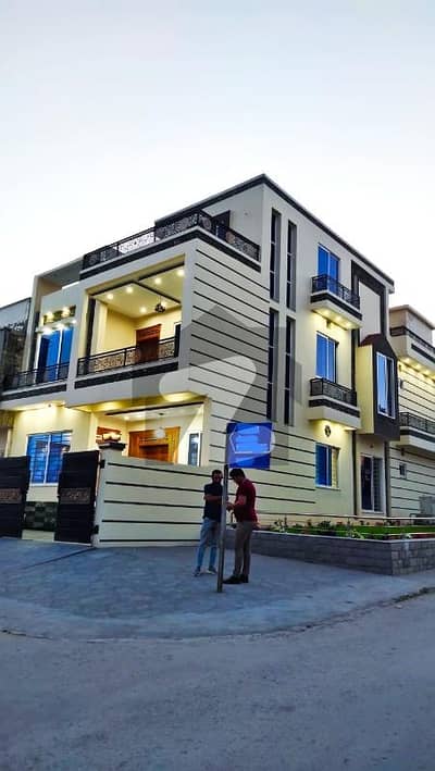 7 MRLA PROPER CORNER WITH EXTRA LAND HOUSE AVAILABLE FOR URGENT SALE INVESTER PRICE  SOLER INSTALLED 15 KV