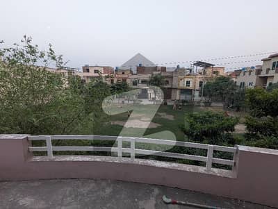 ایڈن گارڈنز فیصل آباد میں 5 کمروں کا 6 مرلہ مکان 1.8 کروڑ میں برائے فروخت۔