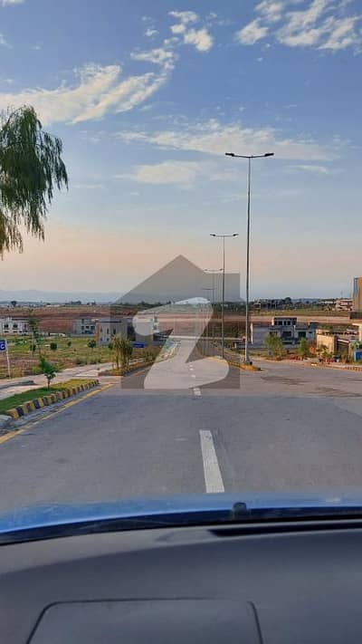 10 Marla Park Facing Plot For Sale