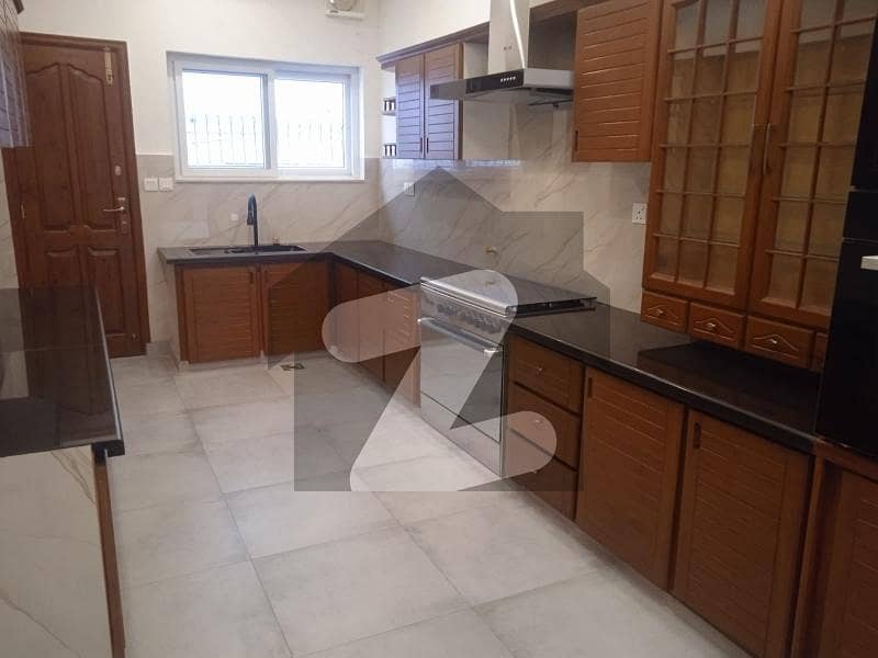 F-7 House Sized 622 Square Yards Is Available F-7 House Sized 622 Square Yards Is Available