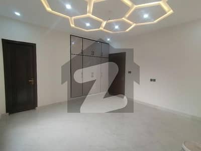 ماڈل ٹاؤن ملتان میں 5 کمروں کا 8 مرلہ مکان 82.0 ہزار میں کرایہ پر دستیاب ہے۔