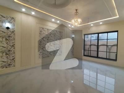 رائل آرچرڈ ملتان پبلک سکول روڈ,ملتان میں 5 کمروں کا 10 مرلہ مکان 1.5 لاکھ میں کرایہ پر دستیاب ہے۔