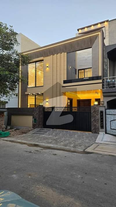 بحریہ ٹاؤن عمر بلاک بحریہ ٹاؤن سیکٹر B,بحریہ ٹاؤن,لاہور میں 3 کمروں کا 5 مرلہ مکان 2.65 کروڑ میں برائے فروخت۔