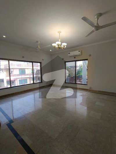 E11/3 Mind Blowing Location What A Outstanding Upper Portion 4 Beds D/D