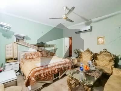 یو ای ٹی ہاؤسنگ سوسائٹی لاہور میں 6 کمروں کا 2 کنال مکان 6.5 کروڑ میں برائے فروخت۔