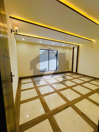 Prime Location 5 Marla House For rent Available In Shalimar Colony