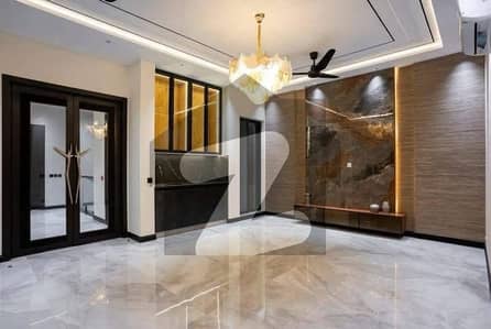 ڈی ایچ اے فیز 8 ڈیفنس (ڈی ایچ اے),لاہور میں 5 کمروں کا 1 کنال مکان 3.4 لاکھ میں کرایہ پر دستیاب ہے۔