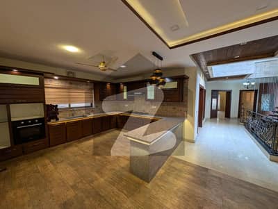 ایف ۔ 7 اسلام آباد میں 6 کمروں کا 1 کنال مکان 12.3 لاکھ میں کرایہ پر دستیاب ہے۔