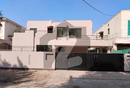 ڈی ایچ اے فیز 4 ڈیفنس (ڈی ایچ اے),لاہور میں 5 کمروں کا 1 کنال مکان 2.45 لاکھ میں کرایہ پر دستیاب ہے۔