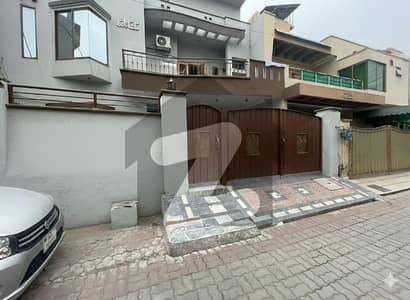 جوہر ٹاؤن لاہور میں 4 کمروں کا 10 مرلہ مکان 4.5 کروڑ میں برائے فروخت۔ جوہر ٹاؤن لاہور میں 4 کمروں کا 10 مرلہ مکان 4.5 کروڑ میں برائے فروخت۔