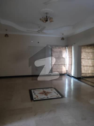 ڈی ایچ اے فیز 5 - بلاک ای فیز 5,ڈیفنس (ڈی ایچ اے),لاہور میں 3 کمروں کا 1 کنال بالائی پورشن 1.3 لاکھ میں کرایہ پر دستیاب ہے۔