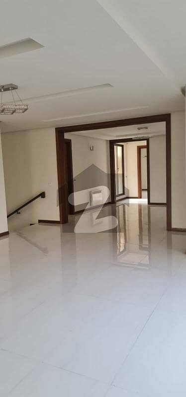 F-8 EXTRA LAND HOUSE FOR SALE MAIN LOCATION