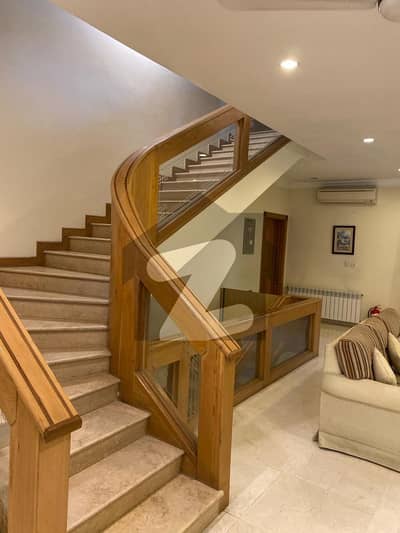 ایف ۔ 7/2 ایف ۔ 7,اسلام آباد میں 6 کمروں کا 1 کنال مکان 25.0 کروڑ میں برائے فروخت۔