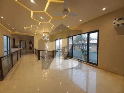 F-8 INVESTOR PRICE OLD HOUSE FOR SALE PRIME LOCATION BACK OPEN