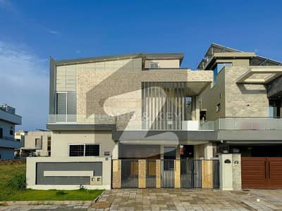 بحریہ ٹاؤن فیز 8 ۔ بلاک سی بحریہ ٹاؤن فیز 8,بحریہ ٹاؤن راولپنڈی,راولپنڈی میں 5 کمروں کا 10 مرلہ مکان 4.15 کروڑ میں برائے فروخت۔