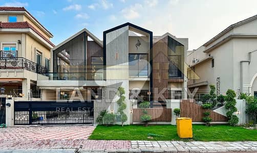 بحریہ ٹاؤن فیز 8 - بلاک اے1 بحریہ ٹاؤن فیز 8,بحریہ ٹاؤن راولپنڈی,راولپنڈی میں 5 کمروں کا 1 کنال مکان 10.5 کروڑ میں برائے فروخت۔