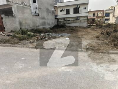 جناح گارڈنز فیز 1 جناح گارڈنز,ایف ای سی ایچ ایس,اسلام آباد میں 8 مرلہ رہائشی پلاٹ 1.55 کروڑ میں برائے فروخت۔