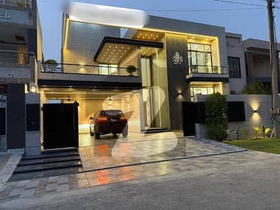 ویلینشیاء ہاؤسنگ سوسائٹی لاہور میں 7 کمروں کا 1 کنال مکان 6.2 کروڑ میں برائے فروخت۔