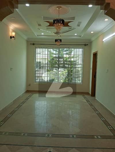 جی ۔ 13 اسلام آباد میں 5 کمروں کا 8 مرلہ مکان 1.7 لاکھ میں کرایہ پر دستیاب ہے۔