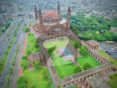 BUILDER LOCATION 10 MARLA FOR SALE IN GHAZNAVI BLOCK BAHRIA TOWN LAHORE.