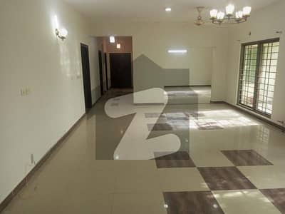 12 MARLA 4 BEDROOMS APARTMENT AVAILABLE FOR RENT