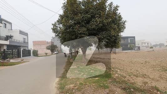 سینٹرل پارک ہاؤسنگ سکیم لاہور میں 11 مرلہ رہائشی پلاٹ 1.3 کروڑ میں برائے فروخت۔