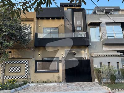 بسم اللہ ہاؤسنگ سکیم جی ٹی روڈ,لاہور میں 3 کمروں کا 3 مرلہ مکان 1.6 کروڑ میں برائے فروخت۔