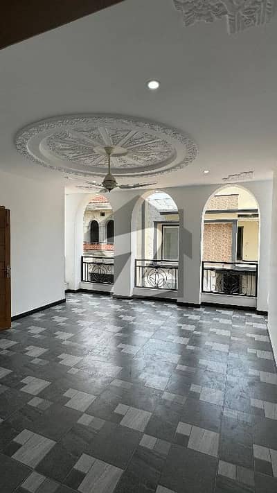 بنی گالہ اسلام آباد میں 6 کمروں کا 8 مرلہ مکان 1.7 لاکھ میں کرایہ پر دستیاب ہے۔