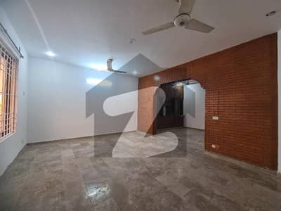 8 Marla Upper Portion Wdout Momty