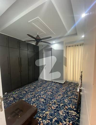 3 BED LOUNGE FLA T FOR RENT IN LUCKY ONE APARTMENT