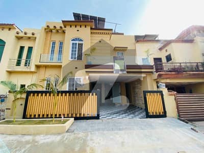 7.5 MARLA ULTRA DESIGNER HOUSE FOR SALE WITH 1.5 MARLA BACK LAWN 10 KVA SOLAR IN BAHRIA TOWN PHASE 8 RWP