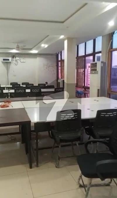 کمرشل مارکیٹ راولپنڈی میں 5 کمروں کا 13 مرلہ دفتر 3.2 لاکھ میں کرایہ پر دستیاب ہے۔