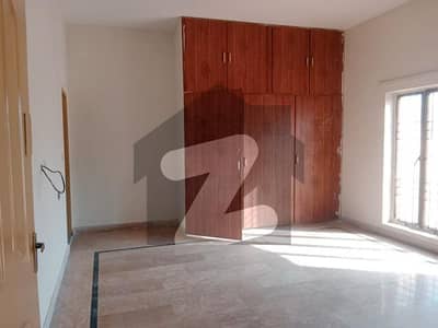 مرغزار آفیسرز کالونی لاہور میں 4 کمروں کا 1 کنال مکان 4.2 کروڑ میں برائے فروخت۔