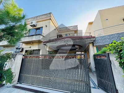 10 Marla House available for sale in Bahria Town phase 3 nearest Park and Majid and market 10 Marla House available for sale in Bahria Town phase 3 nearest Park and Majid and market