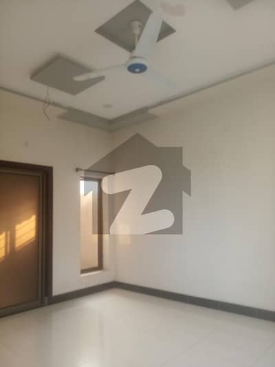 واپڈا سٹی فیصل آباد میں 4 کمروں کا 10 مرلہ مکان 2.9 کروڑ میں برائے فروخت۔