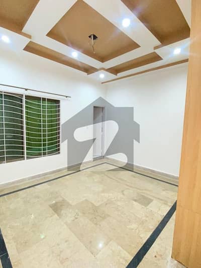 نواب ٹاؤن لاہور میں 2 کمروں کا 10 مرلہ زیریں پورشن 60.0 ہزار میں کرایہ پر دستیاب ہے۔