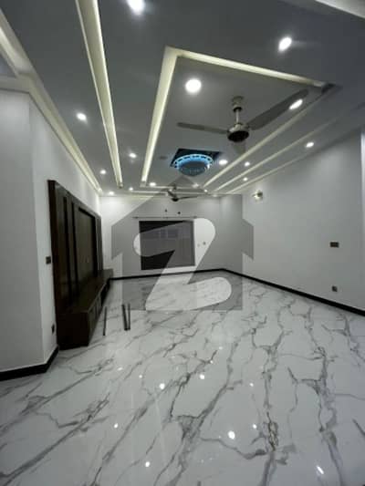 بحریہ ٹاؤن فیز 3 بحریہ ٹاؤن راولپنڈی,راولپنڈی میں 8 کمروں کا 1 کنال مکان 3.1 لاکھ میں کرایہ پر دستیاب ہے۔