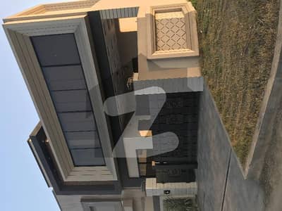 سٹی ہاؤسنگ سوسائٹی سیالکوٹ میں 5 کمروں کا 10 مرلہ مکان 3.25 کروڑ میں برائے فروخت۔