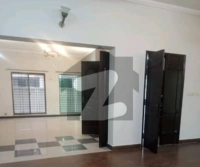 عسکری 10 عسکری,لاہور میں 5 کمروں کا 12 مرلہ مکان 7.0 کروڑ میں برائے فروخت۔