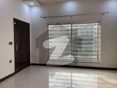 بحریہ ٹاؤن سیکٹر سی بحریہ ٹاؤن,لاہور میں 2 کمروں کا 10 مرلہ زیریں پورشن 85.0 ہزار میں کرایہ پر دستیاب ہے۔