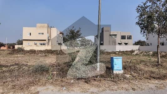 ڈی ایچ اے فیز 8 - بلاک ڈبلیو فیز 8,ڈیفنس (ڈی ایچ اے),لاہور میں 1 کنال رہائشی پلاٹ 6.3 کروڑ میں برائے فروخت۔